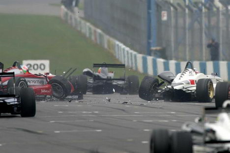 Engelsk Formel 3 er altid fyldt med dramatik (Foto: <A HREF=http://www.fota.co.uk TARGET=_><I>Fota.co.uk / Jakob Ebrey Photography</I></A>)